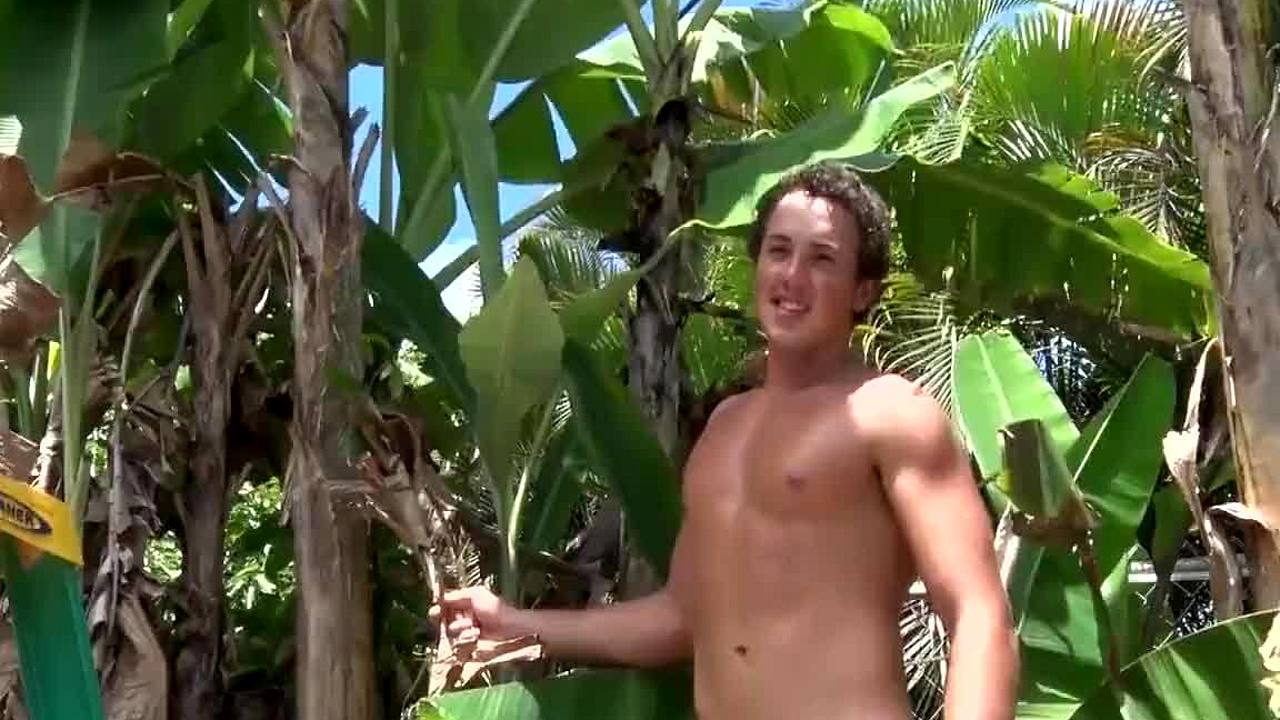 HD-video av en ung hawaiiansk twinks utomhus solo